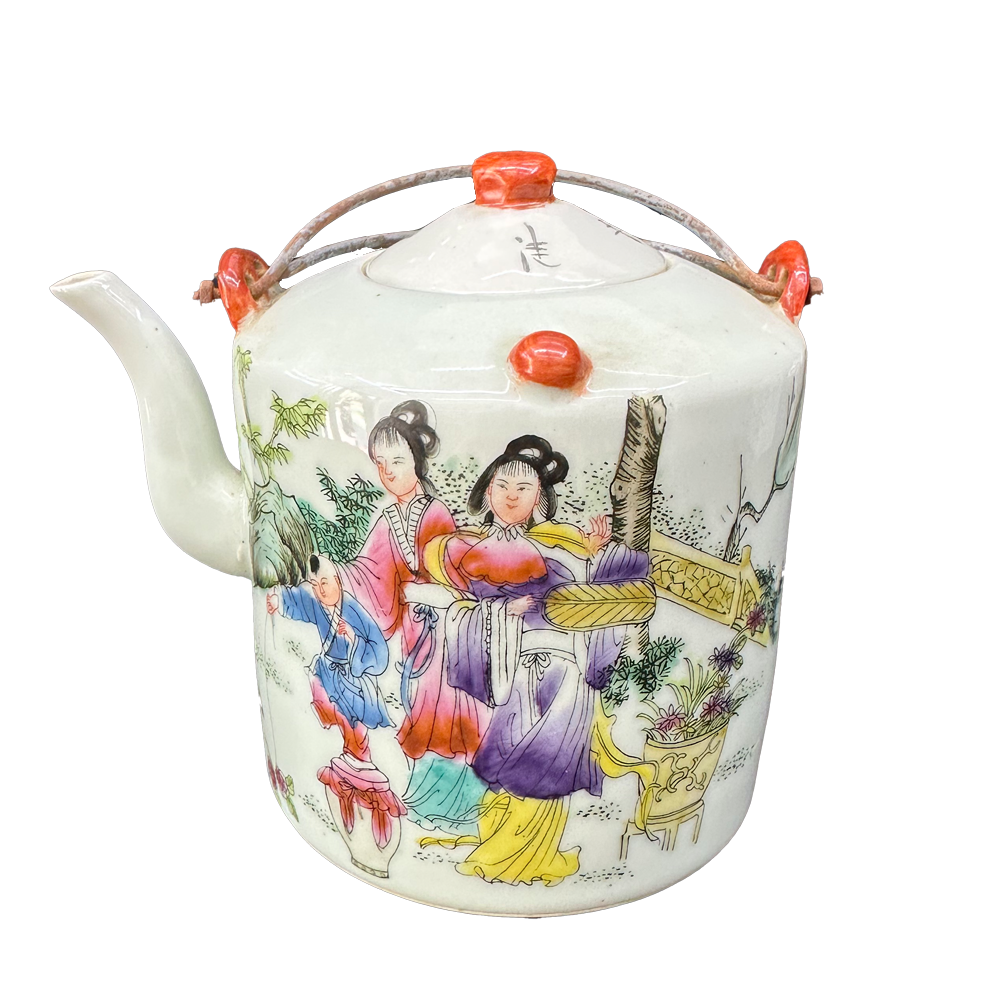 A straight - cylinder teapot with light crimson - colored figure paintings in the style of the Republic of China period