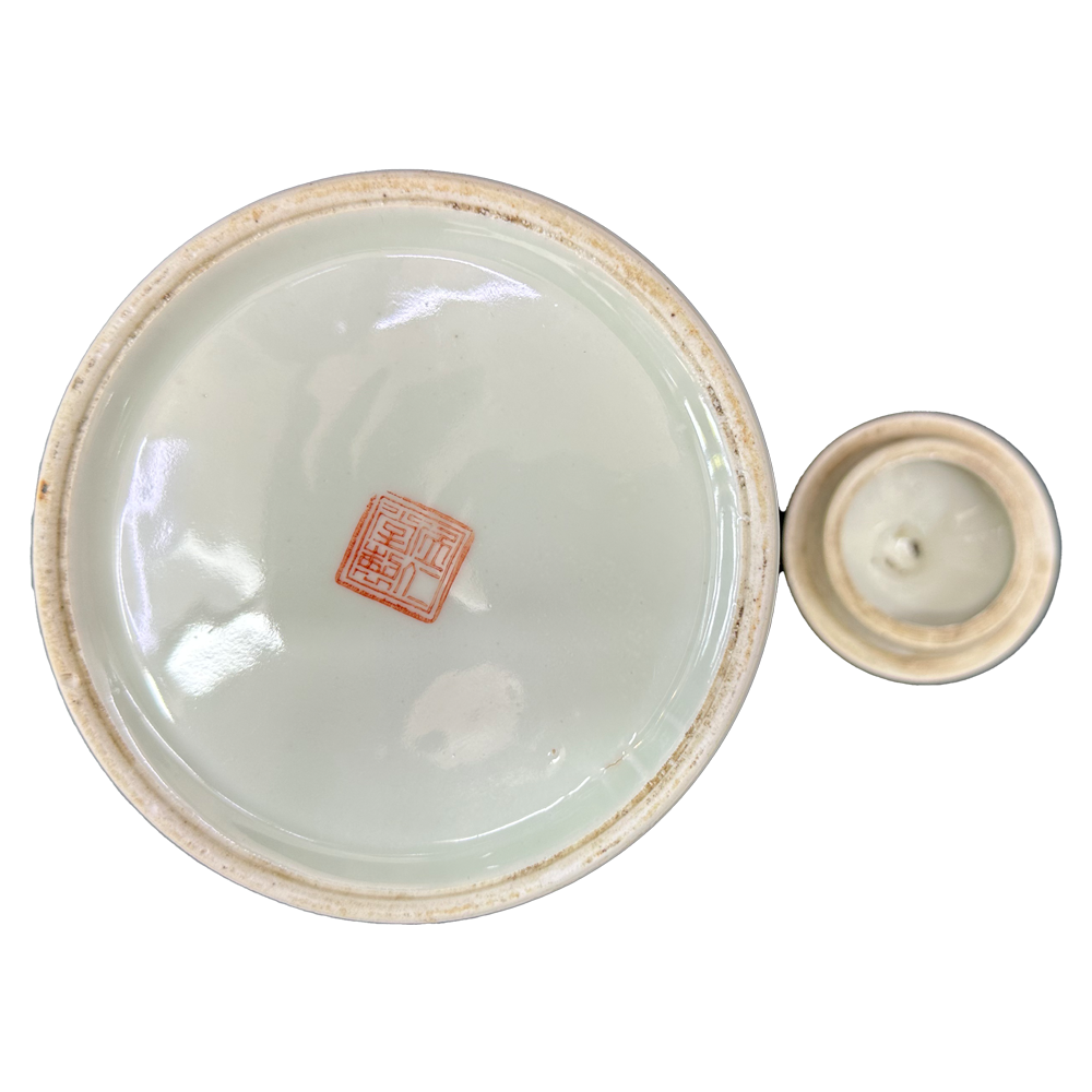 A straight - cylinder teapot with light crimson - colored figure paintings in the style of the Republic of China period