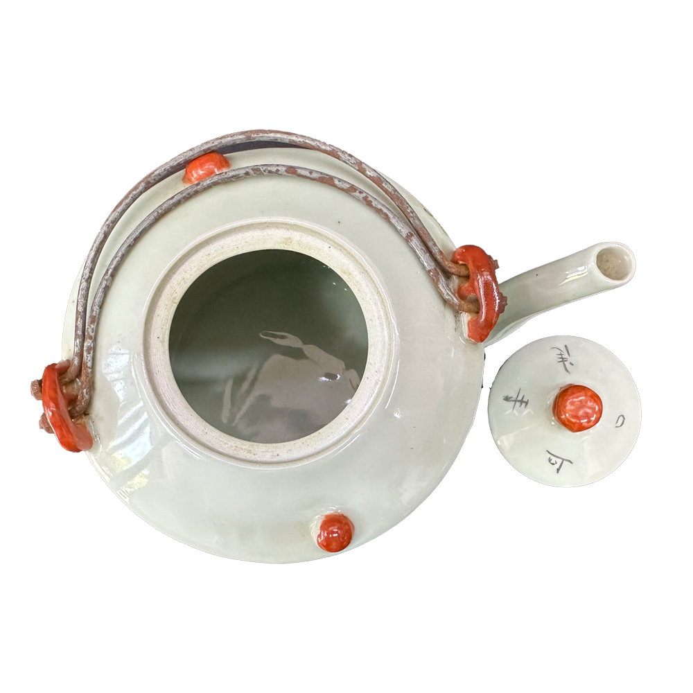 A straight - cylinder teapot with light crimson - colored figure paintings in the style of the Republic of China period