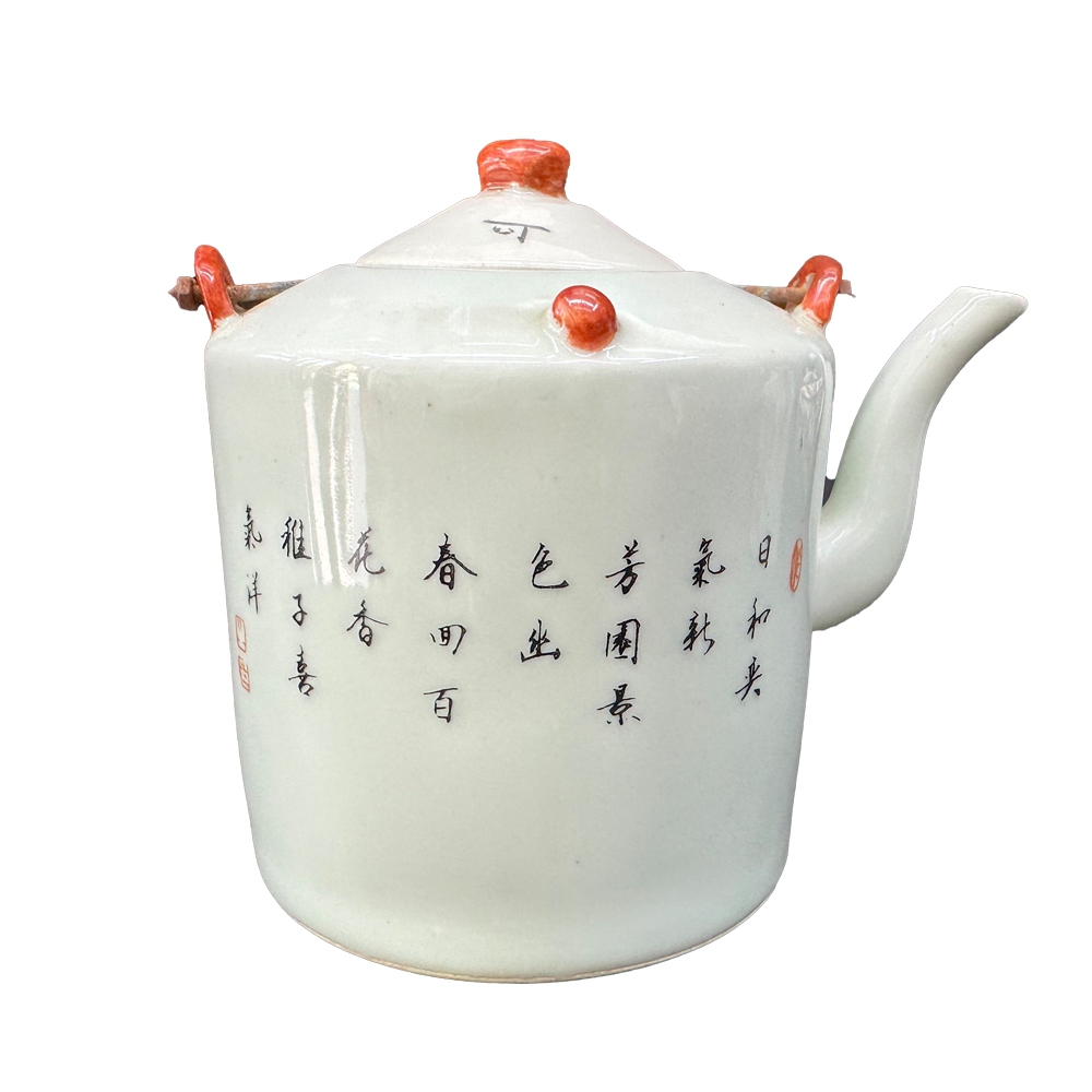 A straight - cylinder teapot with light crimson - colored figure paintings in the style of the Republic of China period