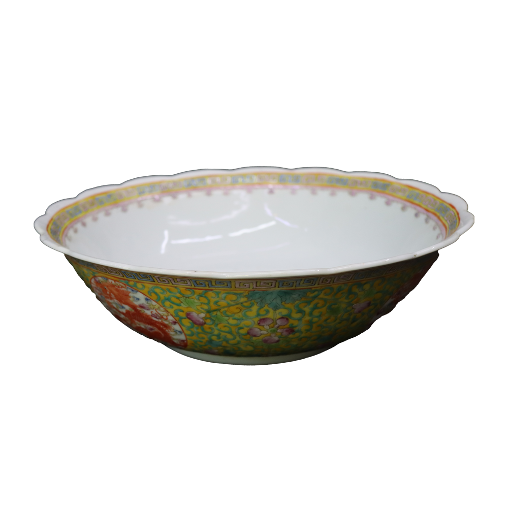 A large famille - rose bowl with a circular dragon pattern in the style of the Guangxu period of the Qing Dynasty